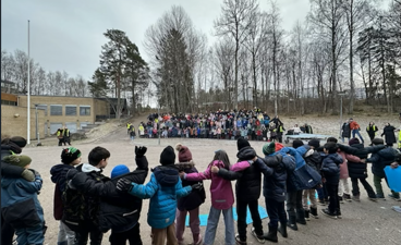 En gruppe mennesker i et snødekt område