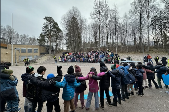 En gruppe mennesker i et snødekt område