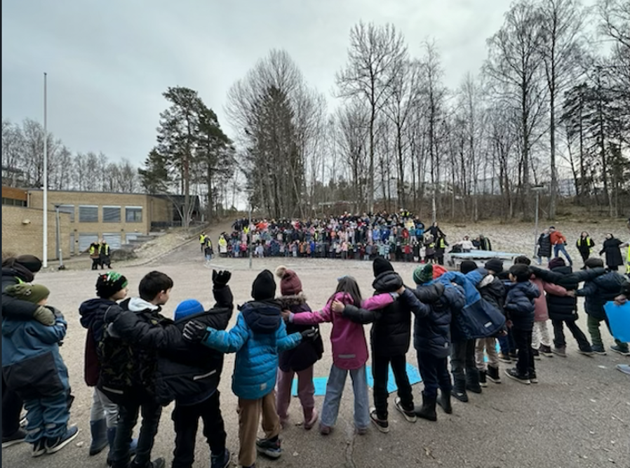 En gruppe mennesker i et snødekt område