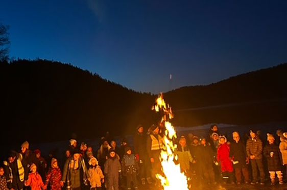 En gruppe mennesker rundt et bål