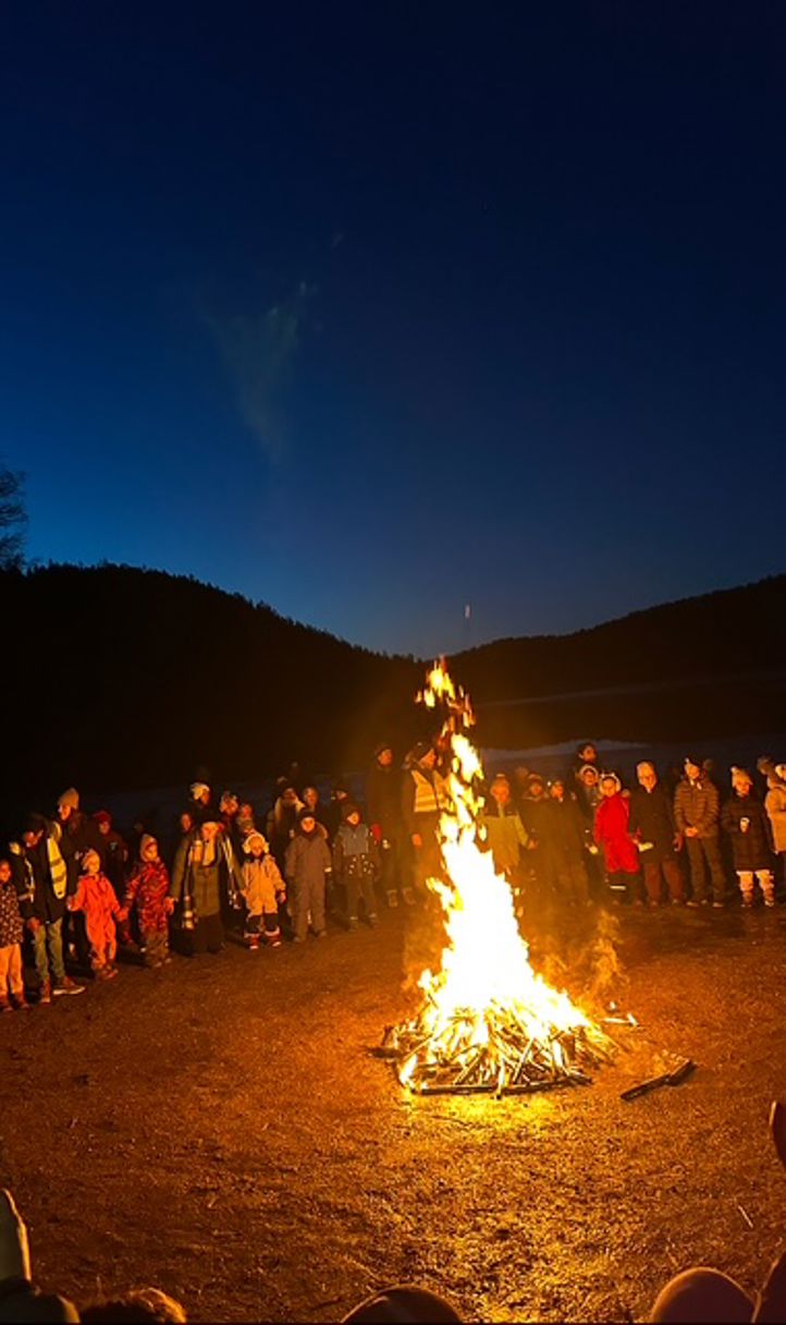 En gruppe mennesker rundt et bål