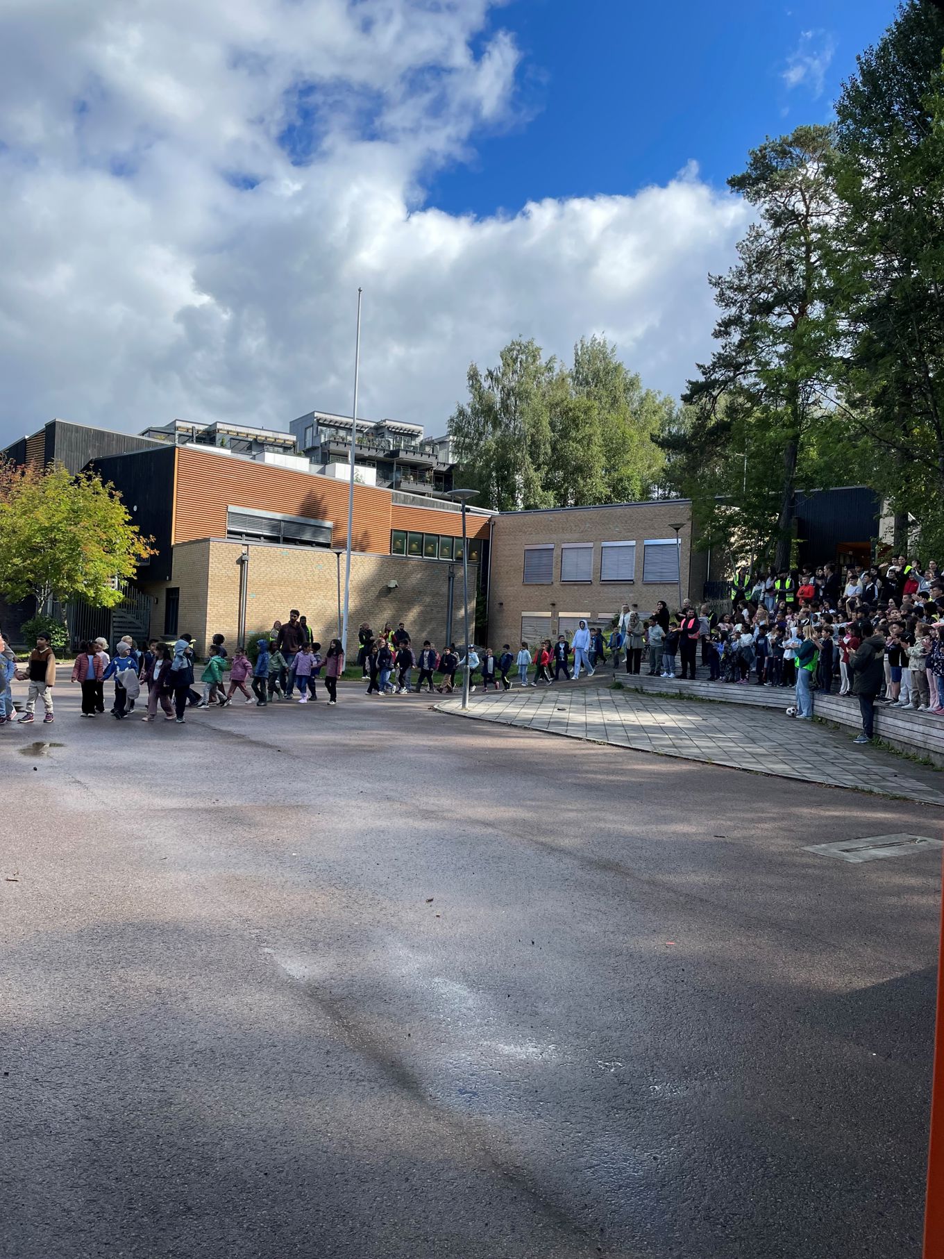 en gruppe mennesker utenfor en bygning