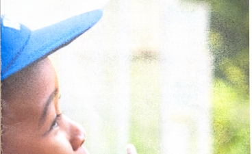 en person med hånden på ansiktet