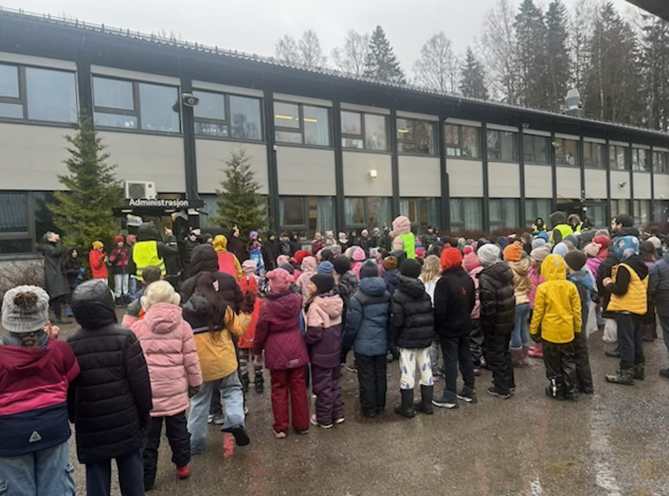 en gruppe mennesker som står utenfor en bygning