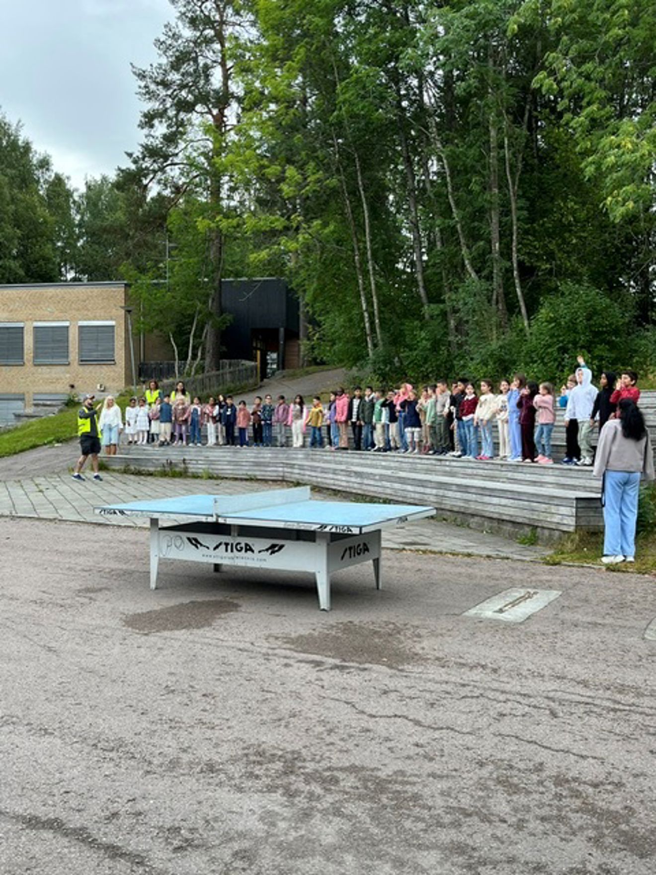 en gruppe mennesker som står rundt et basseng en gruppe mennesker som står rundt et basseng