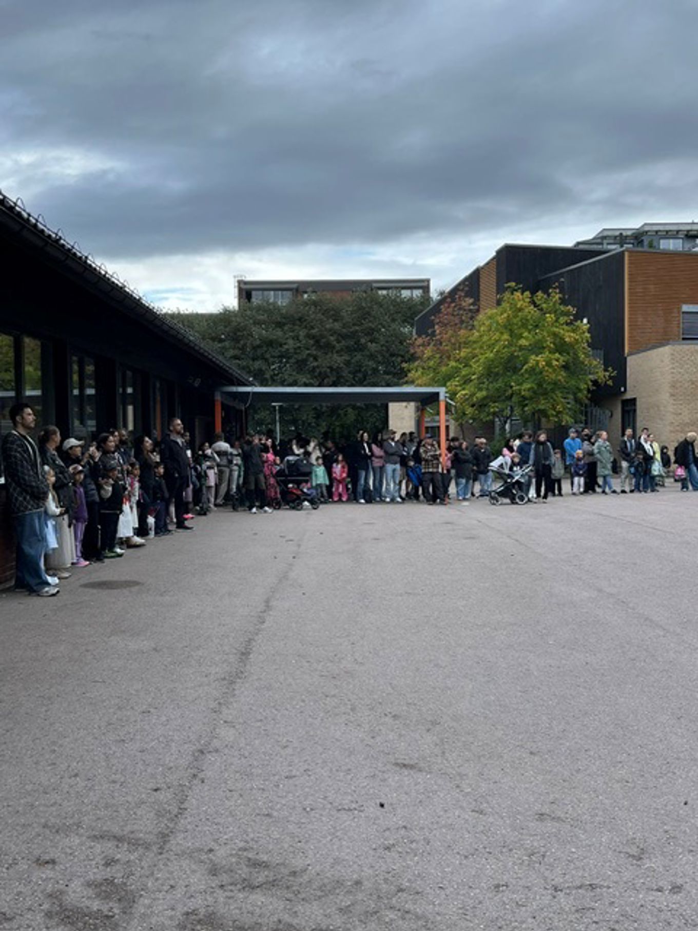 en gruppe mennesker som står utenfor