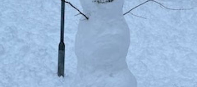 en snøperson i et snødekt område en snøperson i et snødekt område