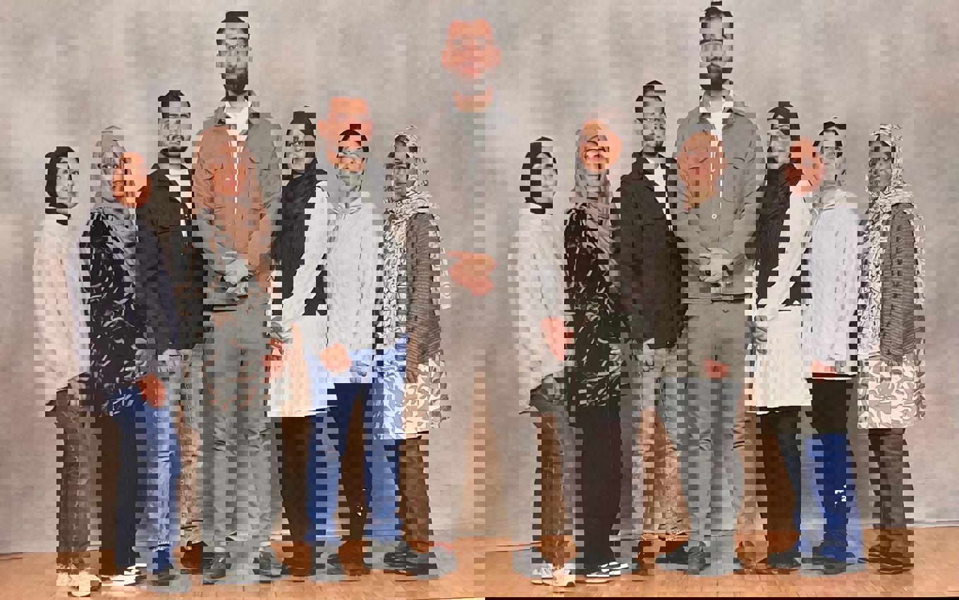 en gruppe mennesker som poserer for et bilde